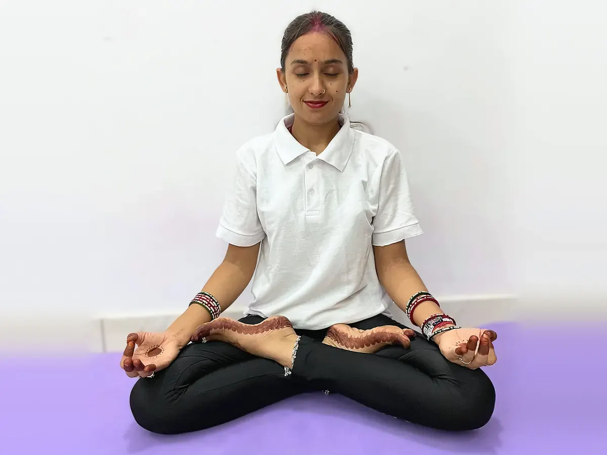 Latika ghar par yoga mat par Padmasana mein dhyan karte hue
