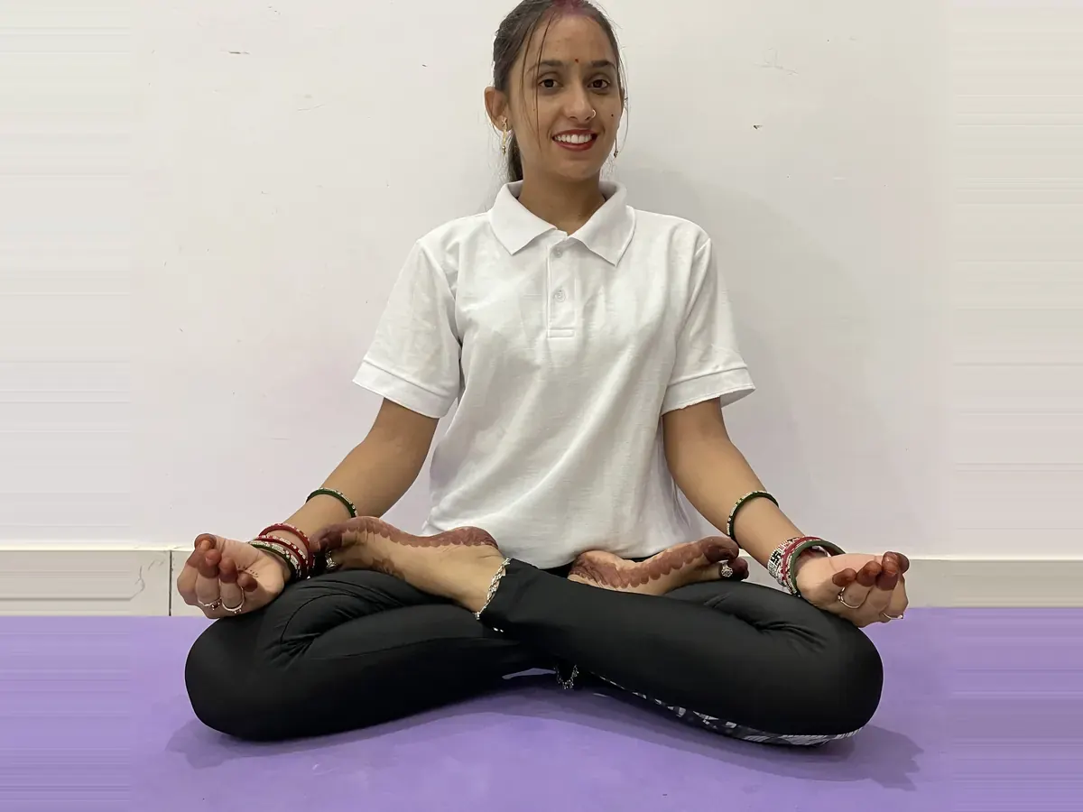 Latika Kapalbhati se pehle Padmasana mein seedhi baithi hui